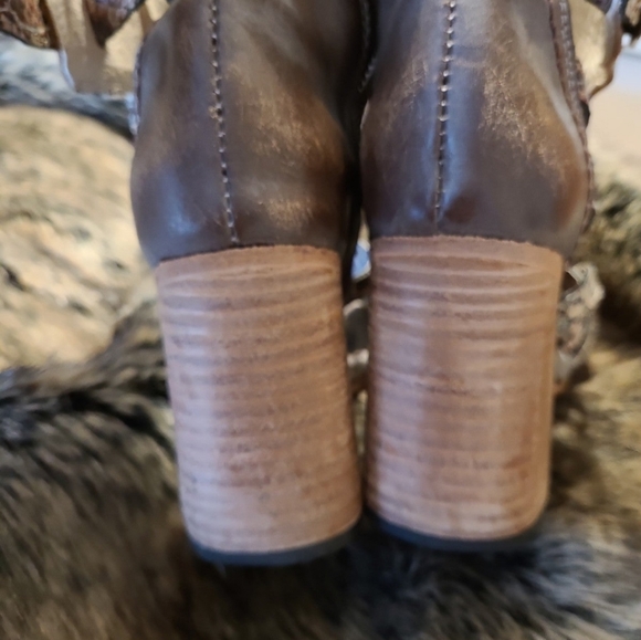 SOLD! Freebird by Steven Tiara Pink Snake Multi Size 7 RARE Heeled Sandals - Picture 6 of 9